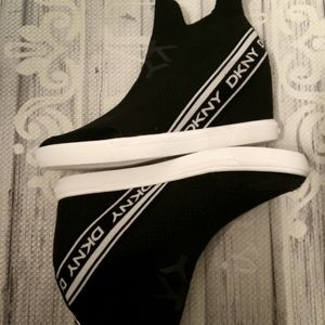 DKNY HIDDEN PLATFORM SNEAKERS NWOT